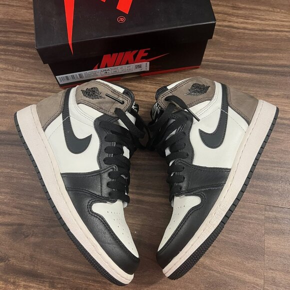 LIKE NEW JORDAN 1 HIGH MOCHA SNEAKERS SZ 4Y / 5.5W - Picture 6 of 7